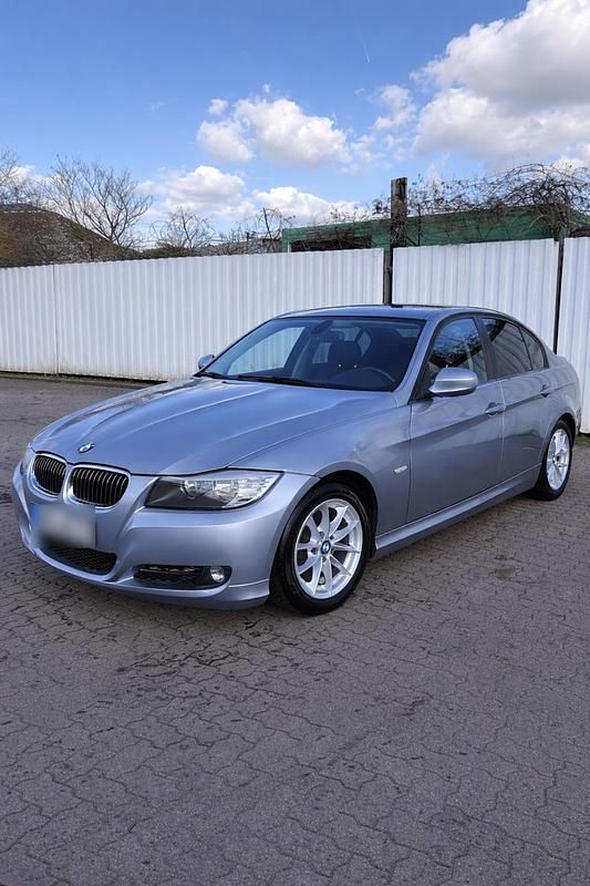 Gebraucht BMW 318 143 PS (105 kW) 2010 Blau Limousine