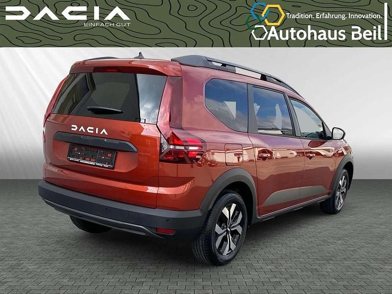 Neu Dacia Jogger Expression 110 PS (80 kW) 2025 Terracottabraun metallic Van / Kleinbus