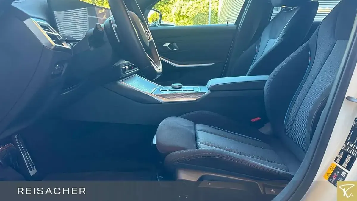 Gebraucht BMW 330e Comfort Edition 292 PS (214 kW) 2025 Alpinweiß uni Limousine