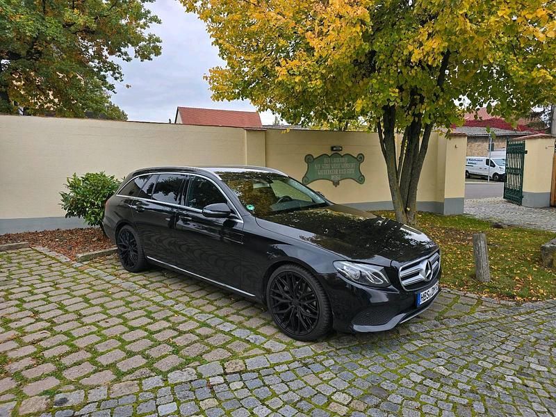 Schwarz Gebraucht 2018 Mercedes E200 Kombi | 23.500 € (Fairer Preis) - Bild 1/4