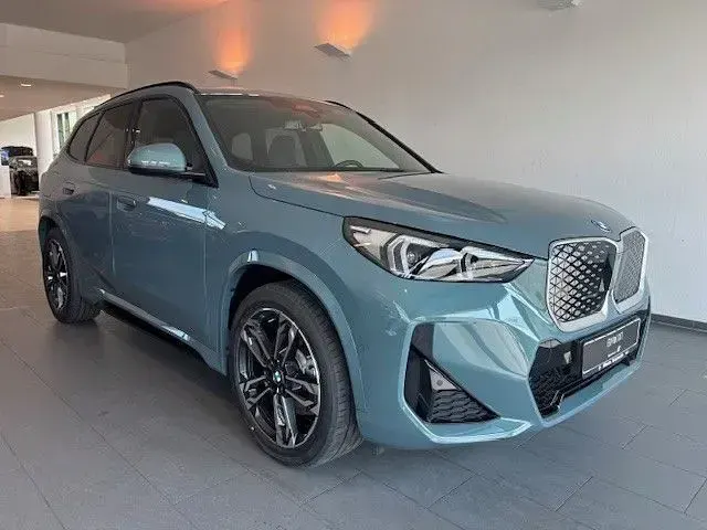 Neu BMW iX1 M Sport 225 kW (306 PS) 2026 Cape york grün metallic SUV