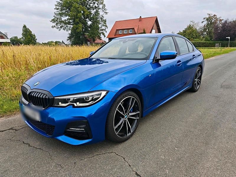 Blau Gebraucht 2019 BMW 330 M Sport Limousine | 29.999 € (Guter Preis) - Bild 1/4