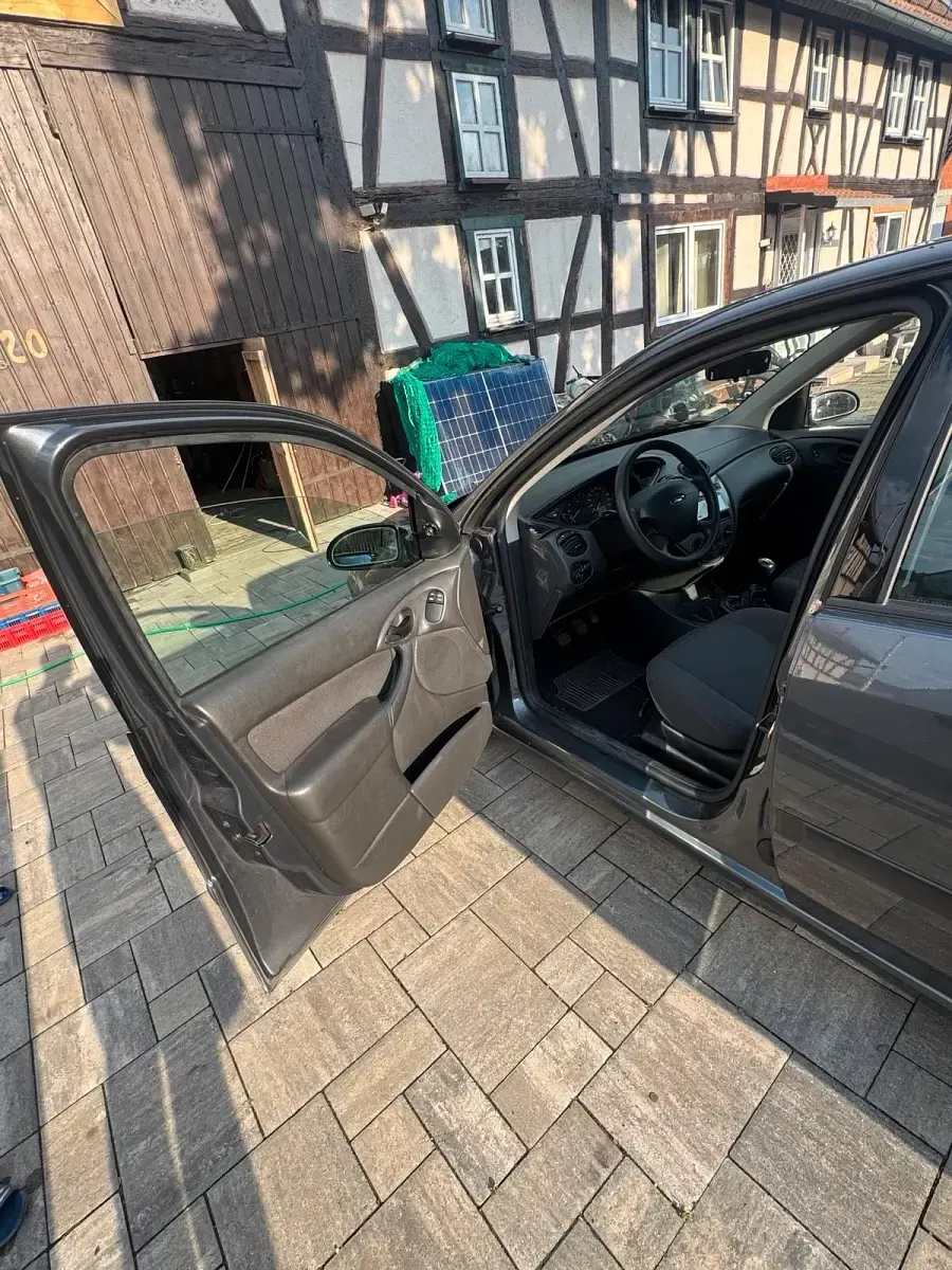 Gebraucht Ford Focus 75 PS (55 kW) 2004 Grau Kleinwagen