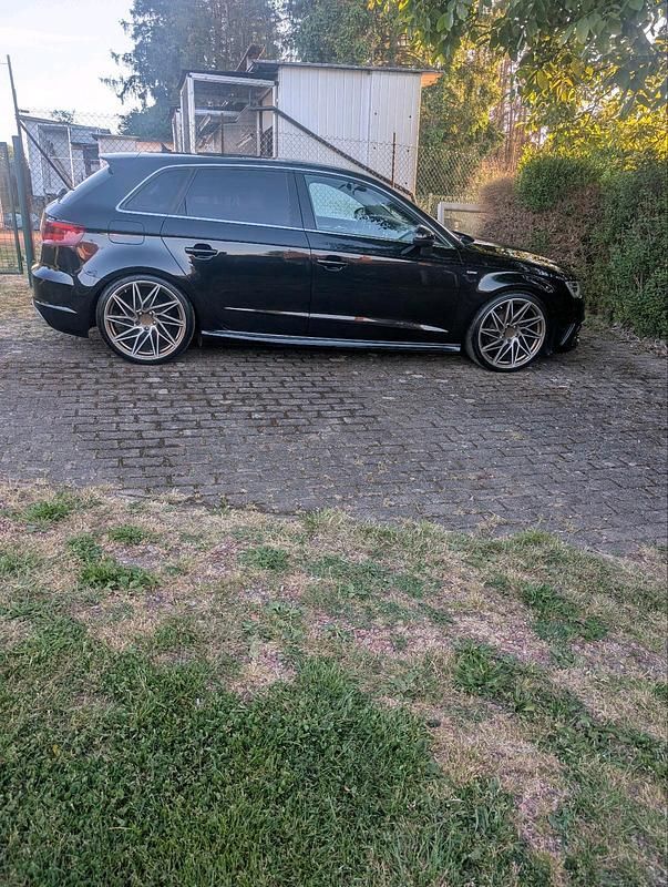 Schwarz Gebraucht 2013 Audi A3 Limousine | 15.500 € - Bild 1/4