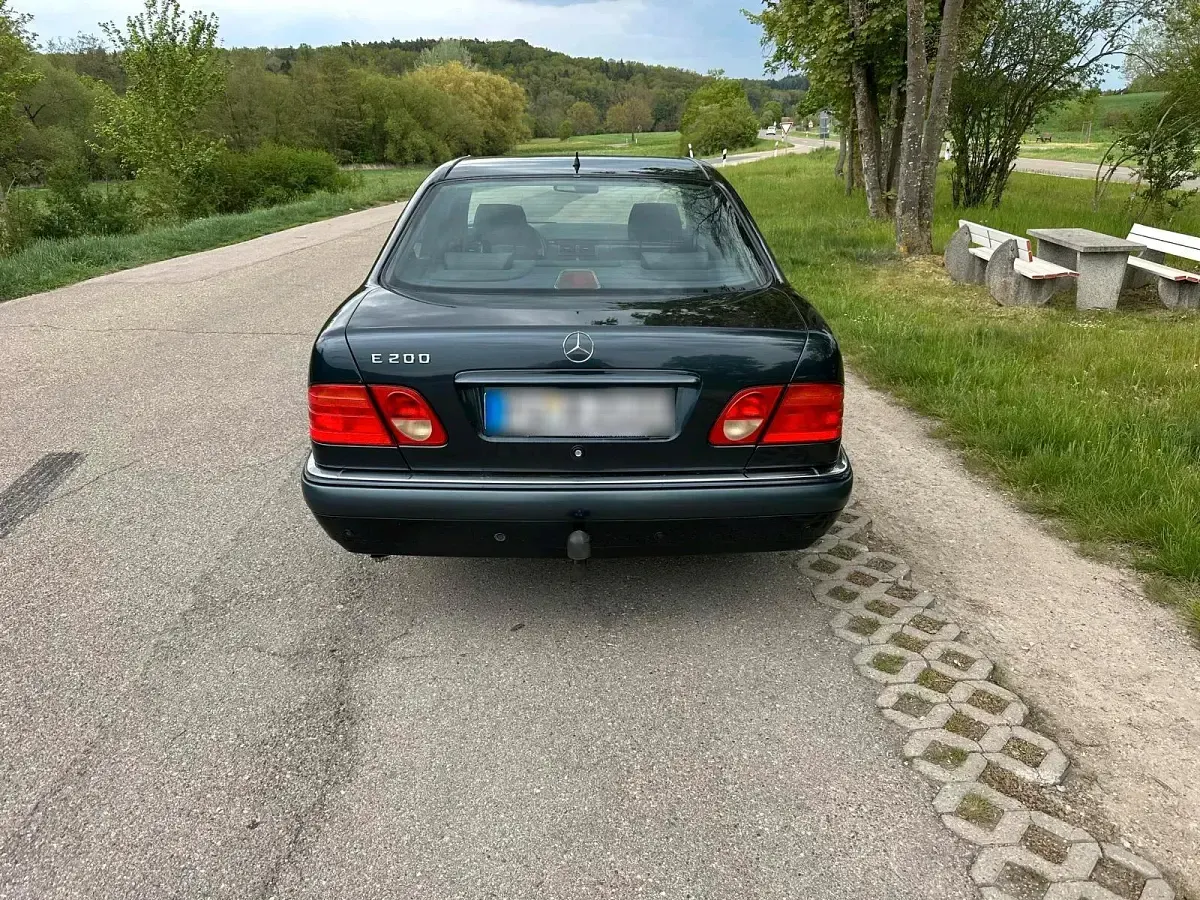 Gebraucht Mercedes E200 136 PS (100 kW) 1998 Blau Limousine