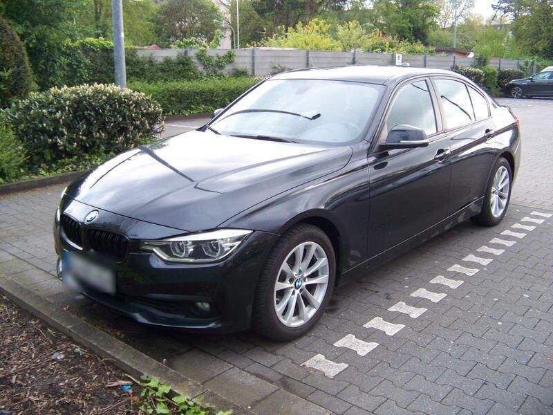 Schwarz Gebraucht 2016 BMW 318 Sport Line Limousine | 13.200 € (Fairer Preis) - Bild 1/4