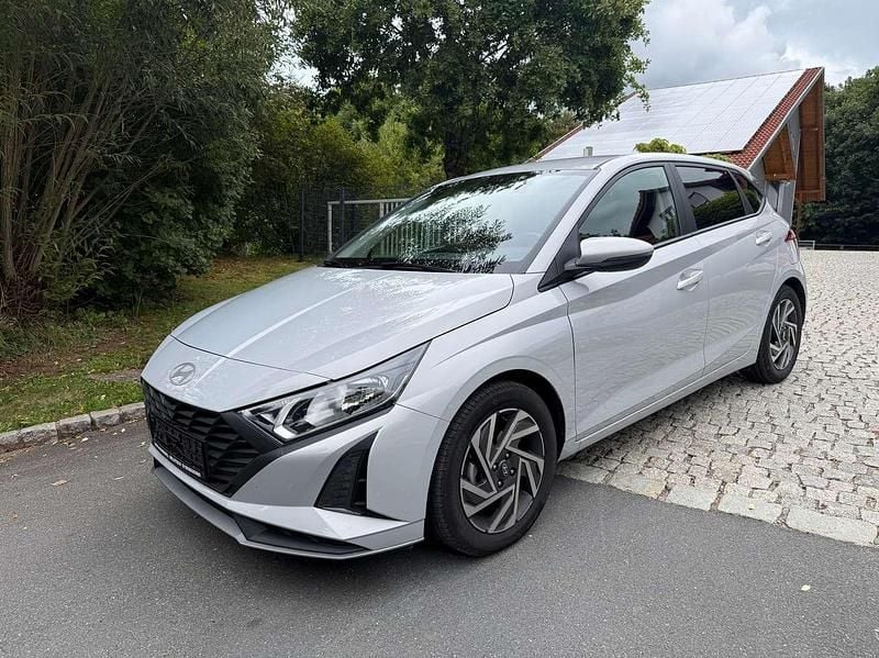 Grau Gebraucht 2024 Hyundai i20 Pure Kleinwagen | 16.590 € (Fairer Preis) - Bild 1/4
