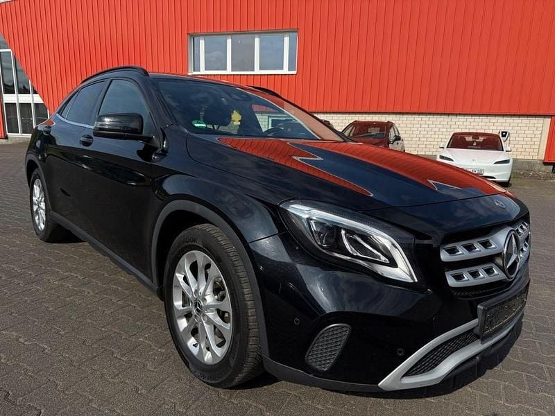 Schwarz Gebraucht 2019 Mercedes 180 Limousine | 13.800 € (Fairer Preis) - Bild 1/4