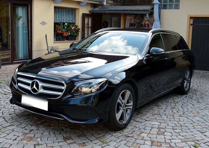 Schwarz Gebraucht 2017 Mercedes E200 Kombi | 22.100 € (Guter Preis) - Bild 1/4