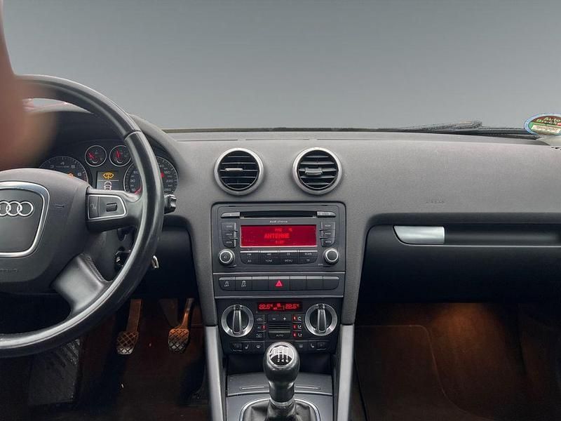 Gebraucht Audi A3 Attraction 125 PS (91 kW) 2010 Grau Limousine