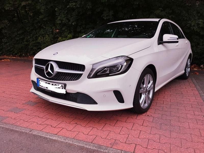 Weiß Gebraucht 2016 Mercedes A180 Urban Limousine | 17.400 € (Etwas zu teuer) - Bild 1/4