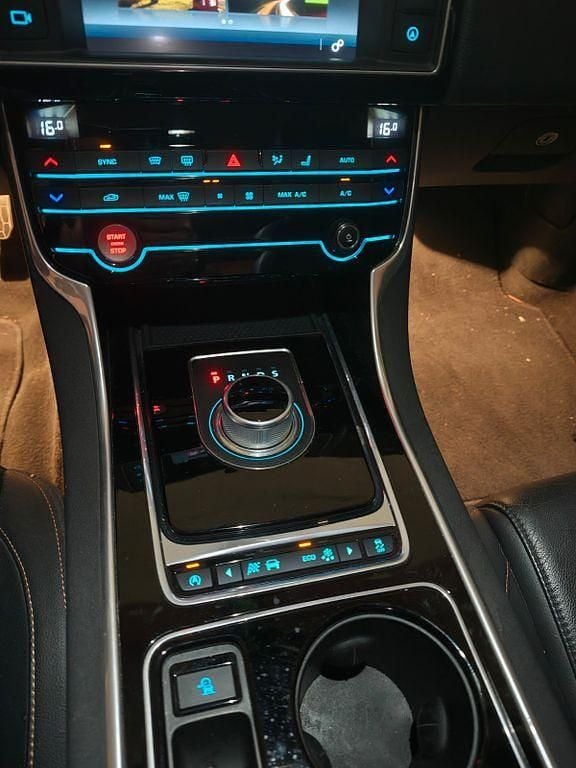 Gebraucht Jaguar XE 179 PS (131 kW) 2016 Grau Limousine