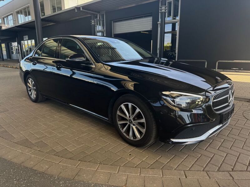 Schwarz Gebraucht 2020 Mercedes E200 Limousine | 31.000 € (Teuer) - Bild 1/4