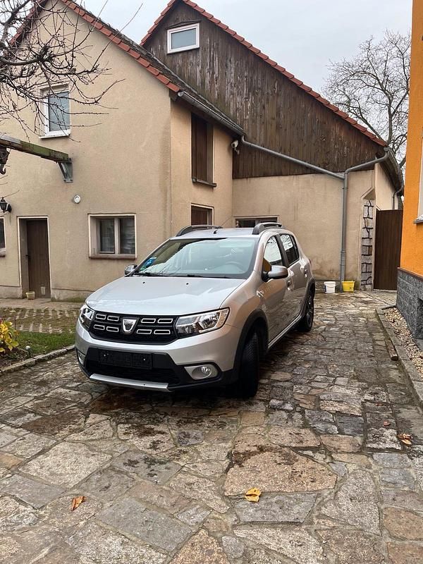 Silber Gebraucht 2017 Dacia Sandero Kleinwagen | 8.000 € (Fairer Preis) - Bild 1/4