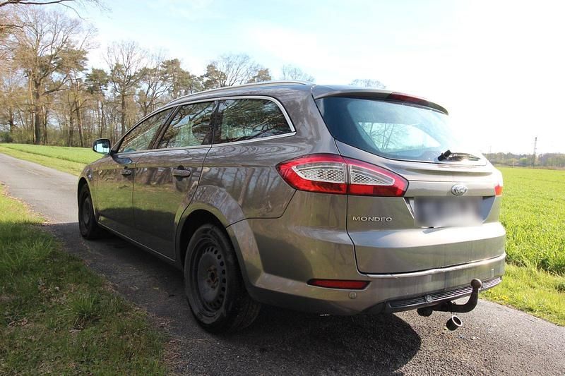 Gebraucht Ford Mondeo 140 PS (102 kW) 2013 Grau Kombi