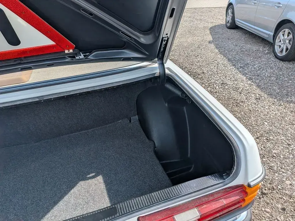 Gebraucht Mercedes 200 60 PS (44 kW) 1981 Weiß Limousine