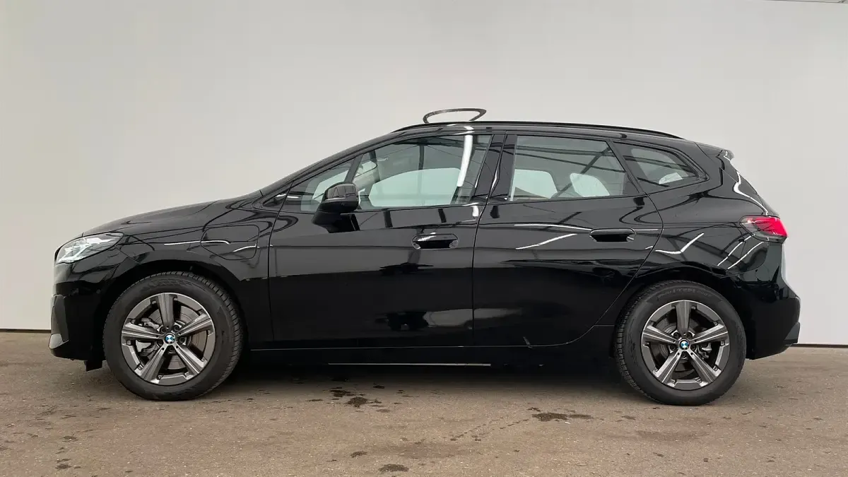 Gebraucht BMW 230e Active Tourer Efficient Dynamics 326 PS (239 kW) 2025 Schwarz uni Van / Kleinbus