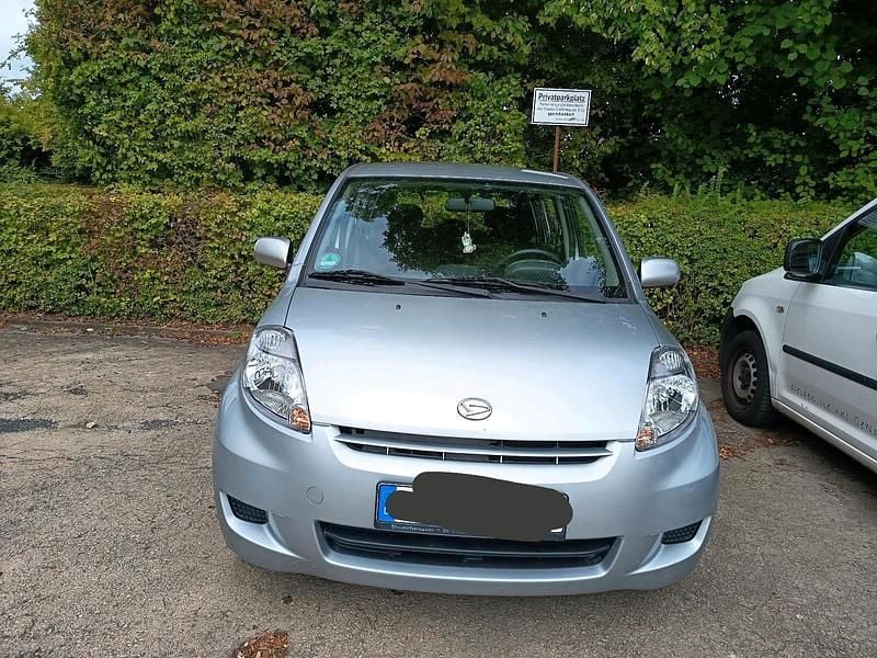 Silber Gebraucht 2011 Daihatsu Sirion Kleinwagen | 4.800 € (Teuer) - Bild 1/4
