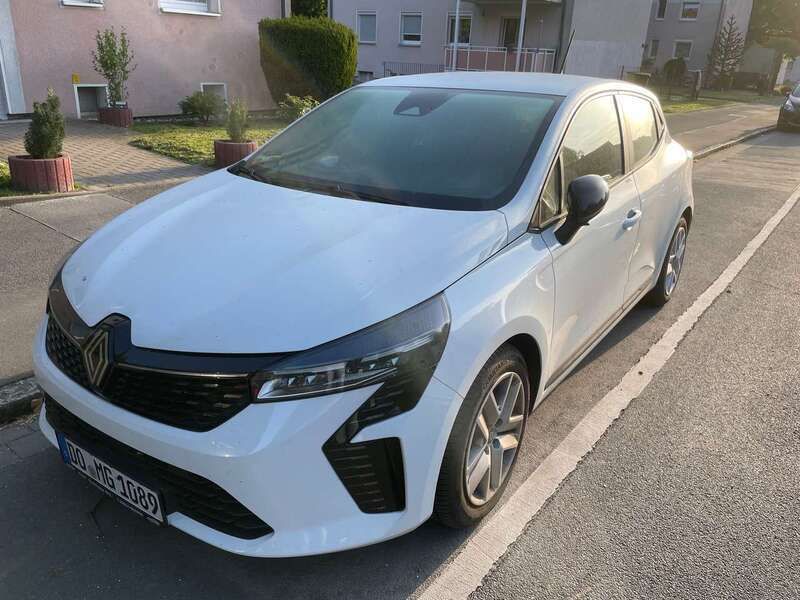 Weiß Gebraucht 2024 Renault Clio V Evolution Limousine | 15.200 € (Superpreis) - Bild 1/4