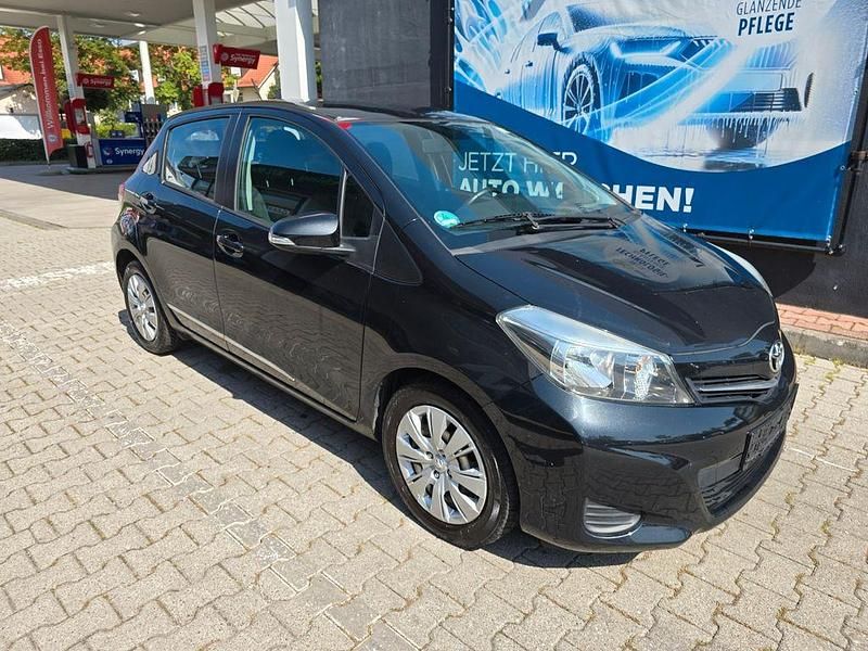 Schwarz Gebraucht 2011 Toyota Yaris Life Limousine | 4.700 € (Fairer Preis) - Bild 1/4