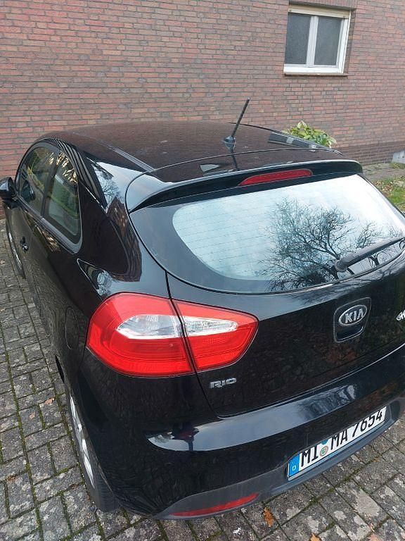 Gebraucht Kia Rio Attract 86 PS (63 kW) 2013 Schwarz Kleinwagen
