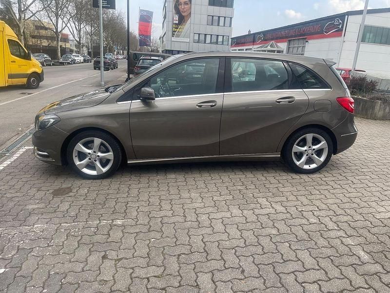 Gebraucht Mercedes B200 136 PS (100 kW) 2013 Grau Van / Kleinbus