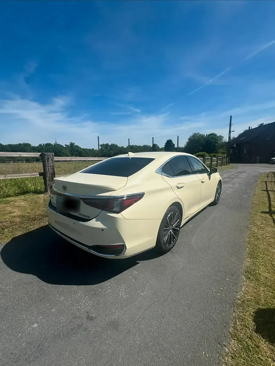Gebraucht Lexus ES300H 178 PS (130 kW) 2023 Grau Limousine