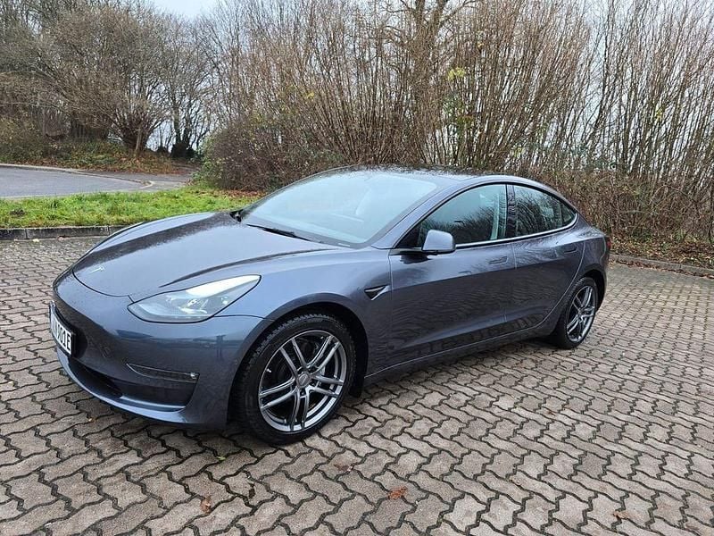 Grau Gebraucht 2022 Tesla Model 3 Limousine | 25.400 € (Guter Preis) - Bild 1/4