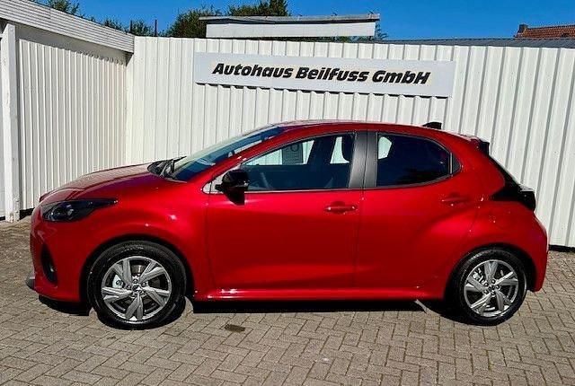 Neu Mazda 2 Exclusive-Line 116 PS (85 kW) 2025 Rot Limousine