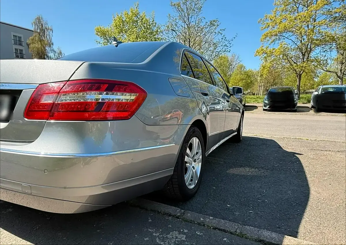 Gebraucht Mercedes E200 184 PS (135 kW) 2012 Silber Limousine