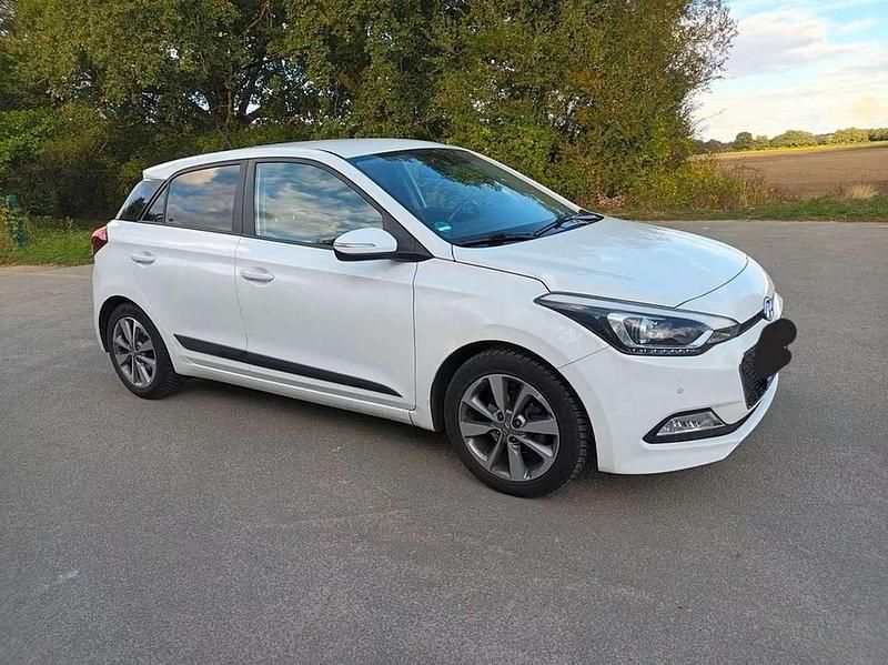 Weiß Gebraucht 2018 Hyundai i20 Style Limousine | 9.200 € (Superpreis) - Bild 1/4