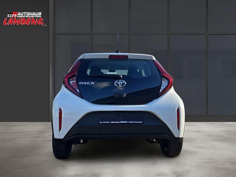 Gebraucht Toyota Aygo X X-play 72 PS (52 kW) 2023 Schneeweiß SUV