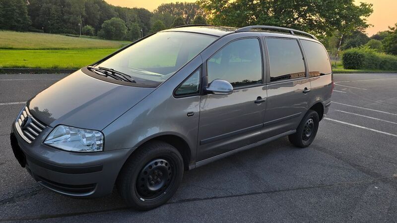 Grau Gebraucht 2010 VW Sharan Trendline Van / Kleinbus | 3.800 € (Superpreis) - Bild 1/4