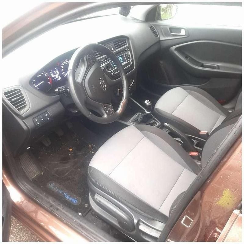 Gebraucht Hyundai i20 Trend 84 PS (61 kW) 2017 Braun Limousine