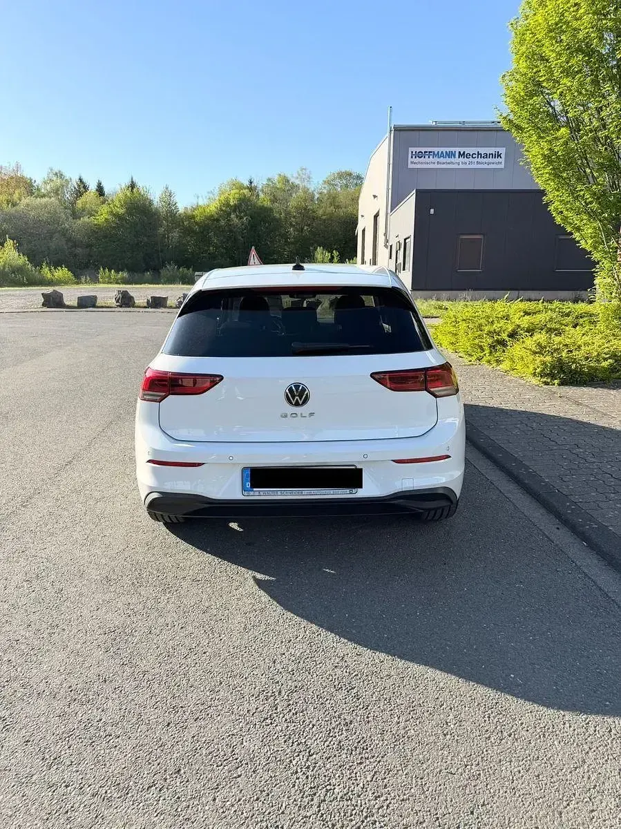 Gebraucht VW Golf VII Life 150 PS (110 kW) 2021 Weiß Kleinwagen
