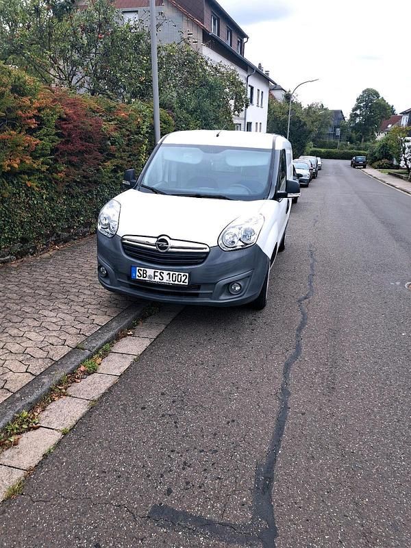 Weiß Gebraucht 2012 Opel Combo Limousine | 4.700 € - Bild 1/4