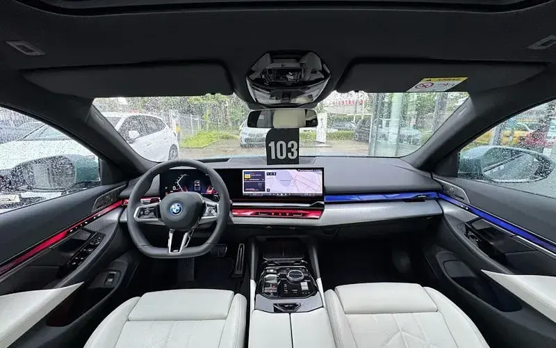 Gebraucht BMW 550e Performance 489 PS (359 kW) 2025 Cape york gruen Kombi