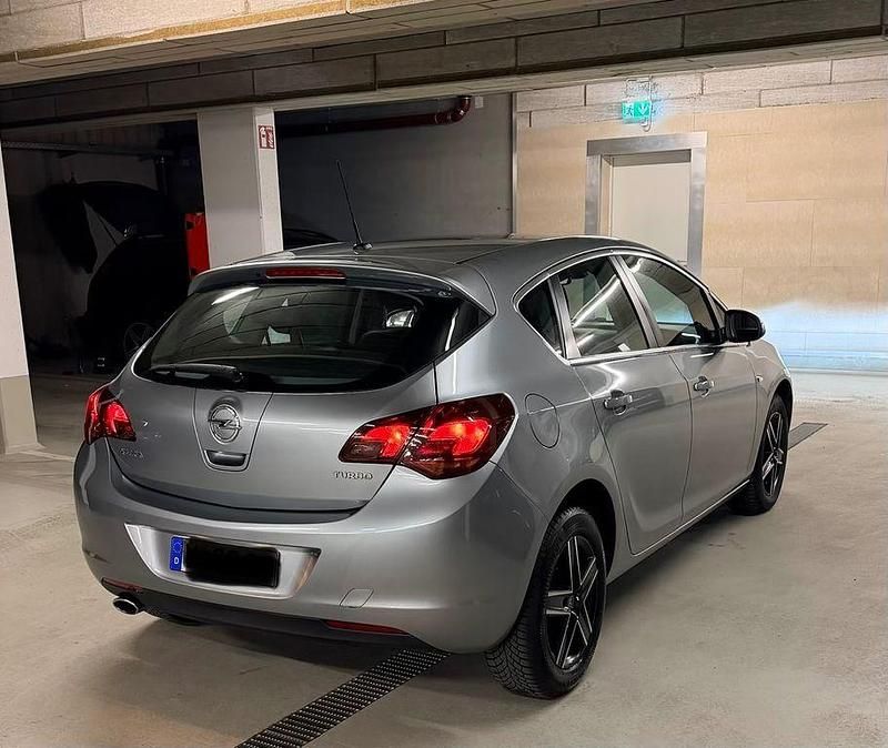 Gebraucht Opel Astra Edition 140 PS (102 kW) 2012 Grau Limousine