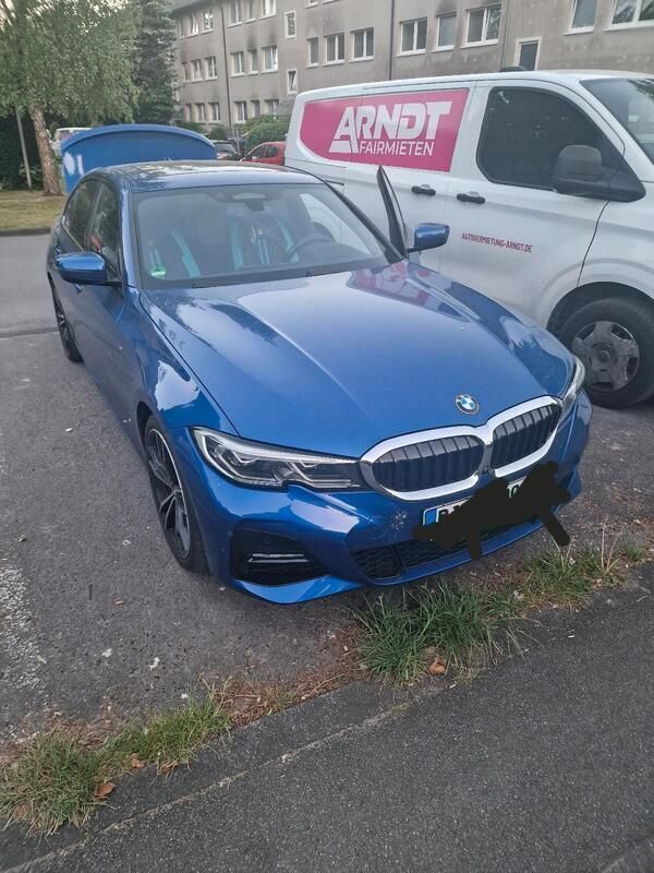 Blau Gebraucht 2019 BMW 330 M Sport Limousine | 33.000 € (Etwas zu teuer) - Bild 1/4