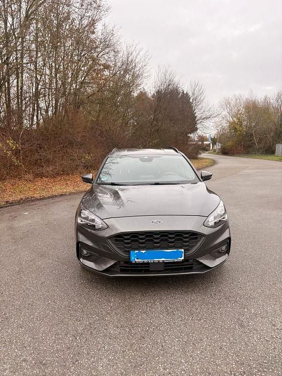 Grau Gebraucht 2019 Ford Focus ST-Line Limousine | 16.250 € (Etwas zu teuer) - Bild 1/4
