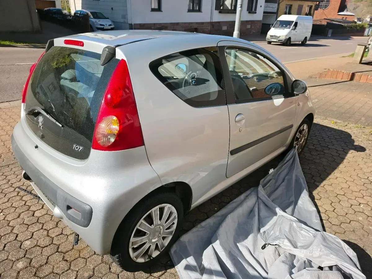 Gebraucht Peugeot 107 68 PS (50 kW) 2008 Silber Kleinwagen