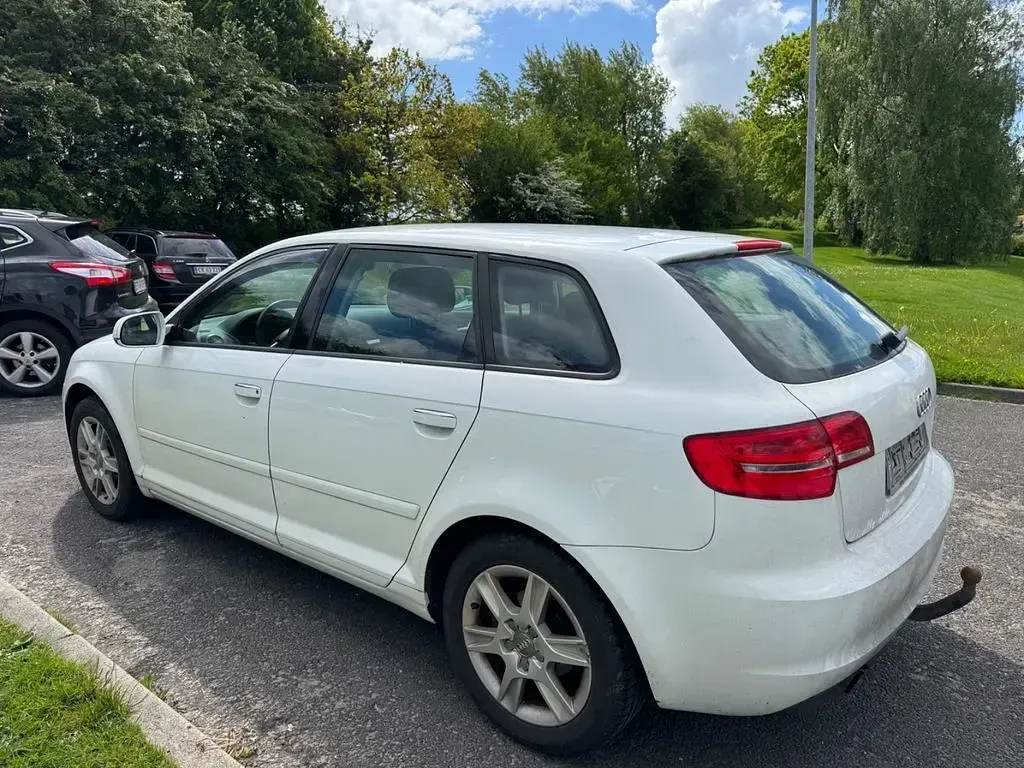 Używany Audi A3 Attraction 102 KM (75 kW) 2010 Biały Hatchback