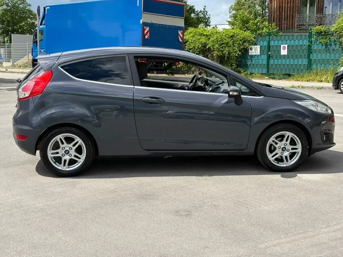 Gebraucht Ford Fiesta Titanium 125 PS (91 kW) 2013 Grau Kleinwagen