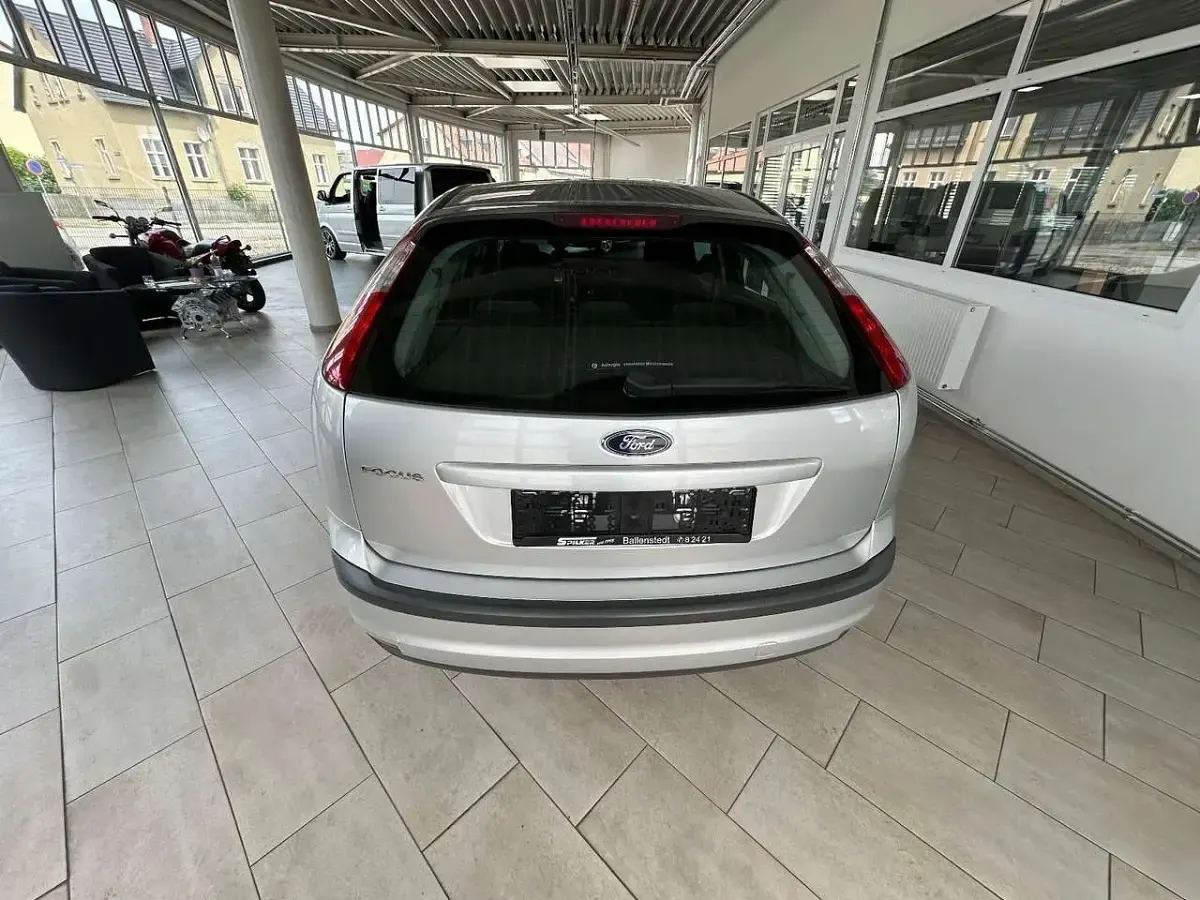 Gebraucht Ford Focus Ghia 125 PS (91 kW) 2007 Silber Limousine