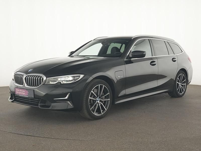 Black sapphire Gebraucht 2022 BMW 330e Luxury Line Limousine | 26.775 € (Superpreis) - Bild 1/4