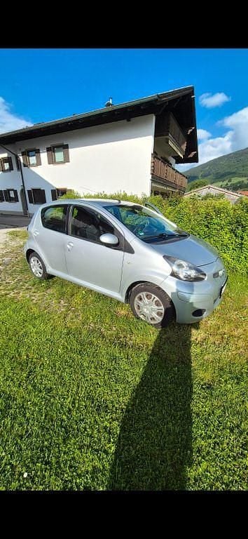 Gebraucht Toyota Aygo 68 PS (50 kW) 2009 Silber Kleinwagen