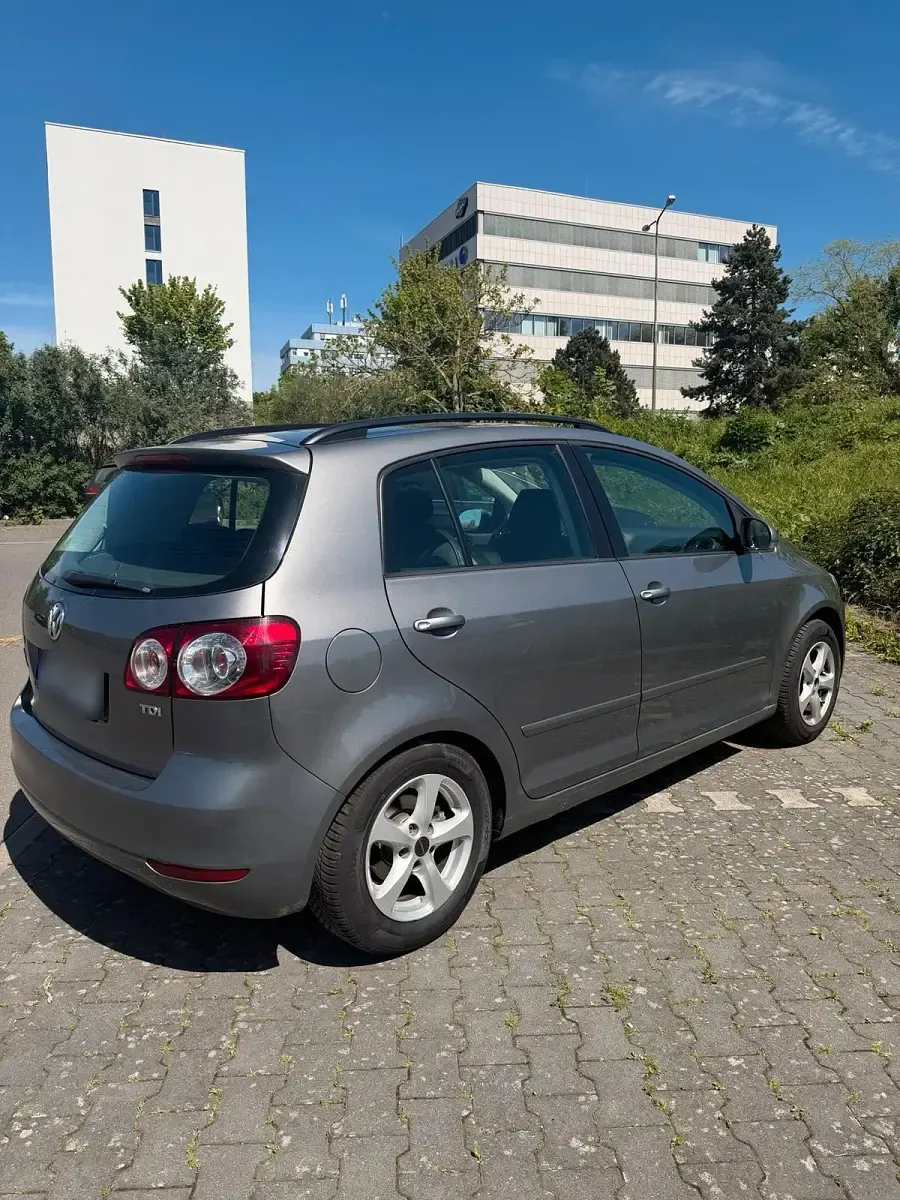 Second-hand VW Golf 105 CP (77 kW) 2010 Gri Monovolum