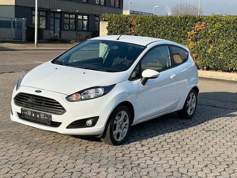Gebraucht Ford Fiesta Titanium 101 PS (74 kW) 2014 Weiß Kleinwagen