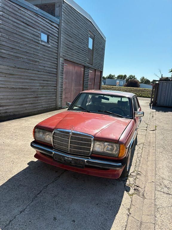 Rot Gebraucht 1977 Mercedes 250 Limousine | 1.500 € - Bild 1/4