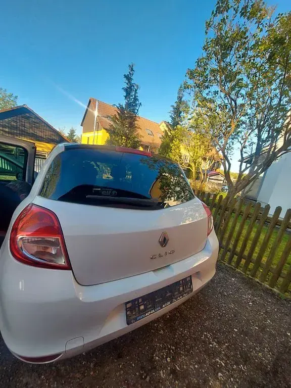 Gebraucht Renault Clio III 101 PS (74 kW) 2011 Weiß Limousine